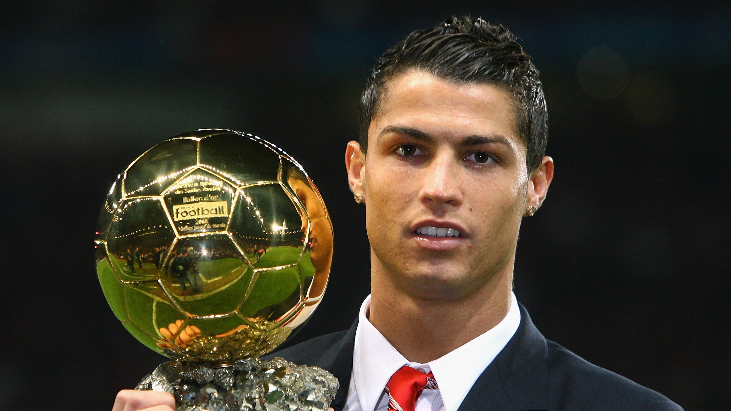 “青少年足球创新训练营，助力技术全面提升”，青少年足球训练方案